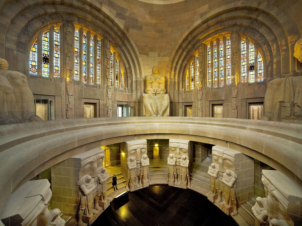 Völkerschlachtdenkmal Leipzig: Blick aus Ruhmeshalle in Krypta, Foto: Helga Schulze-Brinkop