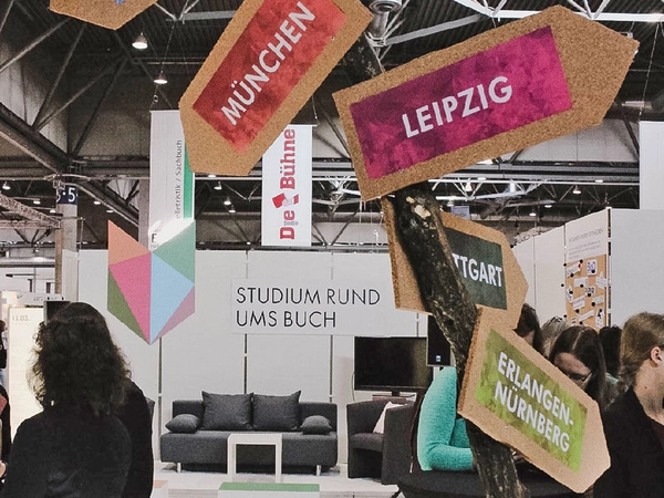 Seit mehr als 30 Jahren eine feste Größe auf der Leipziger Buchmesse: Der Gemeinschaftsstand „Studium rund ums Buch“, den Studierende der HTWK Leipzig alljährlich gestalten. Foto: HTWK Leipzig