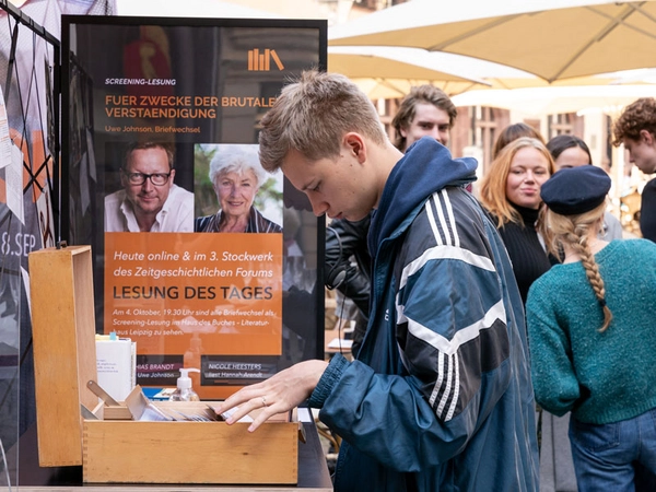 Studierende der HMT - die Schauspieler:innen des Stückes im Stadtarchiv - bei der Performance zur Eröffnung, Foto: Tom Schulze