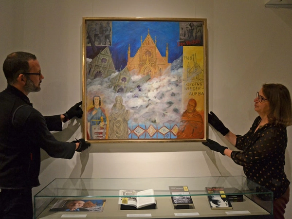 Ulrike Dura, Bereich Kunstsammlung des Stadtgeschichtlichen Museums, und Robert Brückner vom technischen Dienst des Museums, beim Einrichten der Präsentation des Ölgemäldes: Fall der Pauliner-Kirche, Foto: SGM / Dura_Brueckner