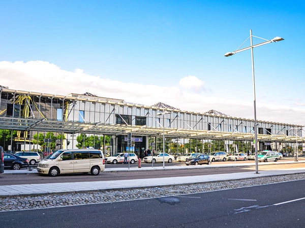 Vorfahrt mit Kurzzeitparkplätzen und Taxispur, Flughafen Leipzig/Halle Terminal B; Foto: Flughafen Leipzig/Halle GmbH, Uwe Schossig