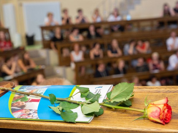 In der letzten Augustwoche erhalten 174 Absolventen und Absolventinnen der MBFS ihre Abschlusszeugnisse und starten damit ins Berufsleben. Foto: UKL / Stefan Straube