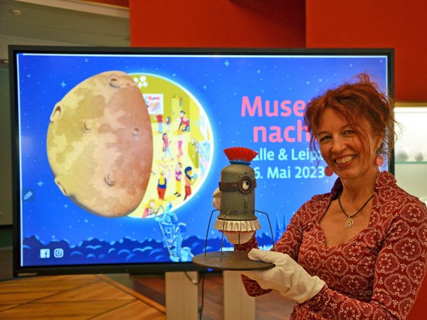 Anett Lamprecht (GRASSI Museum für Angewandte Kunst Leipzig) zeigt eine Tiefseekapsel der Künstlerin Birgit Borstelmann, Foto: Carolin Winter