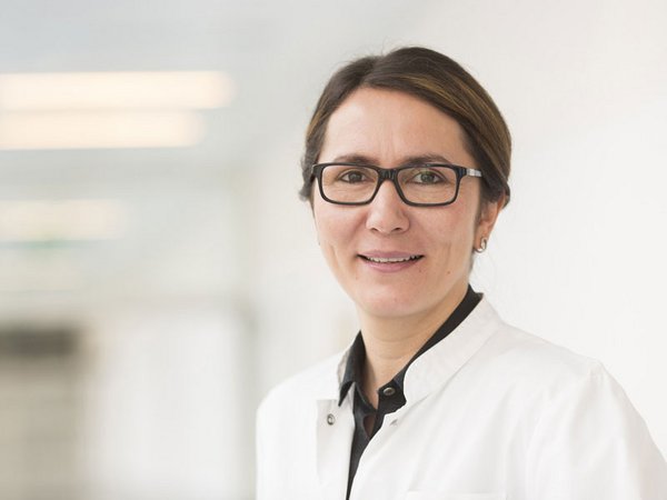 Prof. Bahriye Aktas, Direktorin der Klinik und Poliklinik für Frauenheilkunde am UKL und weitere Expert:innen informieren am 25. Juli rund um das Thema unerfüllter Kinderwunsch. Foto: Stefan Straube / UKL