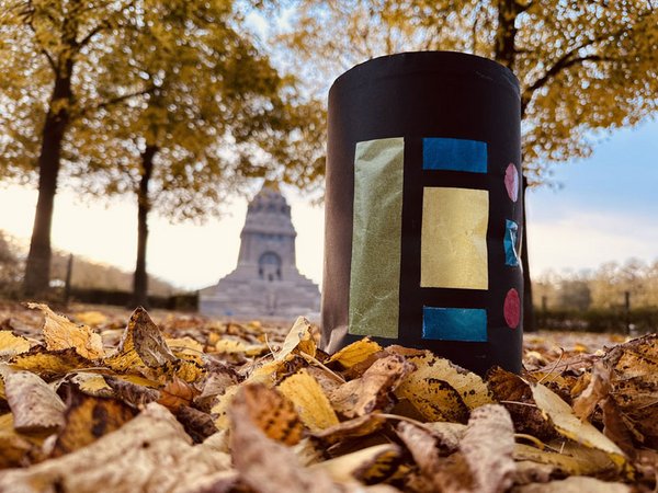 Stiftung Völkerschlachtdenkmal Leipzig: Papierlaterne im herbstlichen Denkmalpark, Foto: Tessina-Larissa Schramm