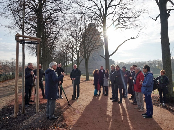 Baumpflanzung am 26.11.2019, Foto: Stadtgeschichtliches Museum / Katja Etzold