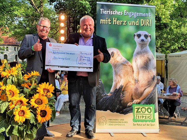 Vereinspräsident Michael Weichert überreicht den 500.000 Euro-Scheck an Zoodirektor Prof Jörg Junhold, Foto: Zoo Leipzig