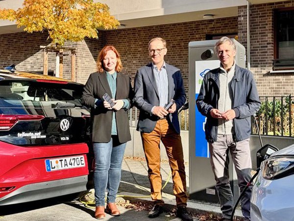 MDV-Prokuristin Juliane Vettermann, MDV-Geschäftsführer Steffen Lehmann und teilAuto-Regionalleiter Thomas Bendzulla vor zwei von über 600 Leipziger Carsharingfahrzeugen. Foto: MDV / teilAuto