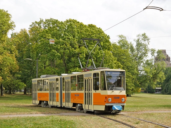 Der KT4D 1308 steht auf der Froschwiese, im Hintergrund das Völkerschlachtdenkmal. Foto: Dave Tarassow