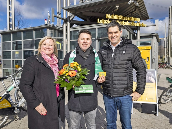 LVB begrüßen 120.000. Abokunden, v.l.n.r.: Sandy Brachmann - Prokuristin und Bereichsleiterin Marketing der Leipziger Verkehrsbetriebe, Oliver Wolff – 120.000. Abokunde, Karsten Günther – Geschäftsführer SC DHfK, Foto: Leipziger Gruppe