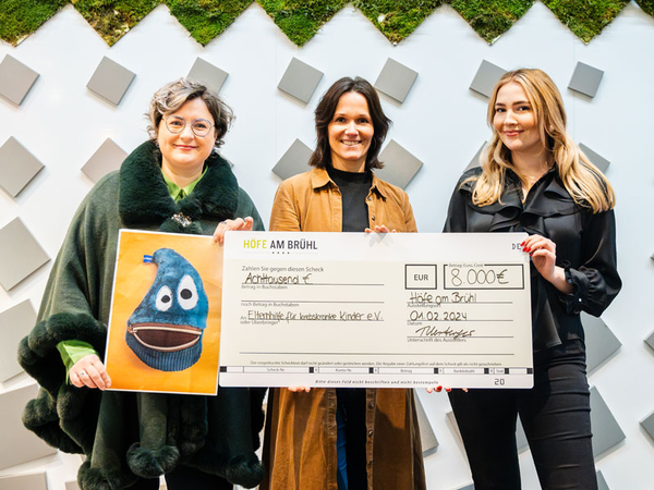 Tetiana Herberger (Centermanagerin), Kristin Paarmann (Öffentlichkeitsarbeit und Fundraising bei der Elternhilfe für krebskranke Kinder Leipzig e. V.), Larissa Bleckmann (Marketingmanagerin Höfe am Brühl), Foto: Philip Lamss / Höfe am Brühl