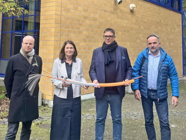 Sie halten ein Stück Zukunft in den Händen: Peter Hirschmann, Heike Poschmann, Mario Zöller und Thomas Wissgalla (von links). Foto: Stadt Leipzig