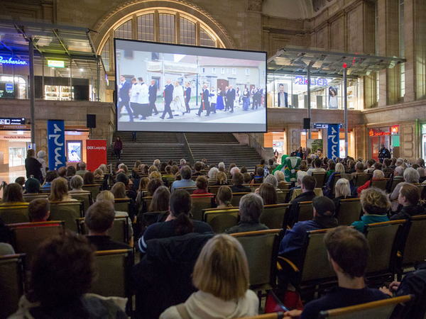 Das ,,Special Screening" im Leipziger Hauptbahnhof 2023 (gezeigt wurde der Film ,,Bei uns heißt sie Hanka" von Grit Lemke, eine MDR-Koproduktion), Bildrechte: MDR / Stefan Hoyer, Fotograf: Stefan Hoyer / PUNCTUM