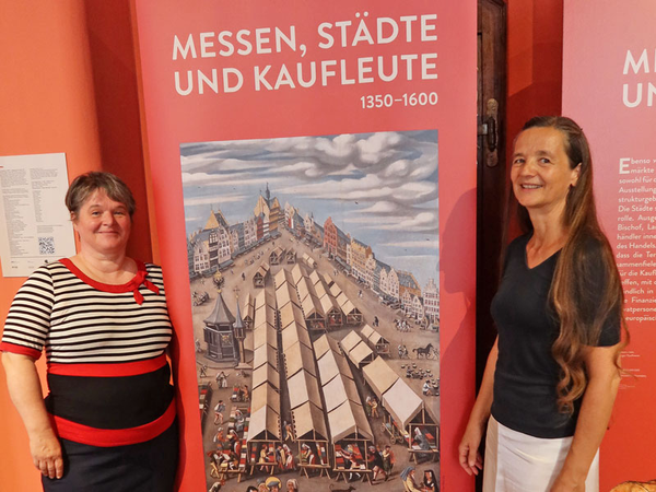 Dr. Maike Günther (Stadtgeschichtliches Museum Leipzig) und Prof. Dr. Susanne Rau (Universität Erfurt) in der Ausstellung, Foto: Stadtgeschichtliches Museum Leipzig