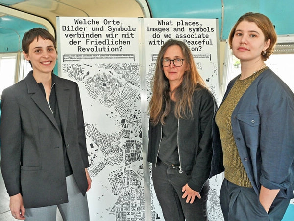 Martha Schwindling, Gesine Oltmanns und Marlene Oeken (von links nach rechts) in der Ausstellung „Das Denkmal ist…“, Foto: Stfitung Friedliche Revolution