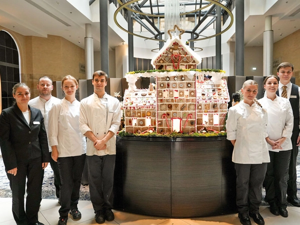 Azubis im Steigenberger Icon im Handelshof Leipzig mit dem Lebkuchenhaus, Foto: Steigenberger