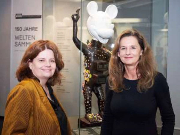 Léontine Meijer-van Mensch (Direktorin SES) und Petra von Crailsheim (Vorstandsvorsitzende MSU) mit der Skulptur „Nkisi Maus“ von Hilary Balu, © GRASSI Museum für Völkerkunde zu Leipzig, Foto: Tom Dachs