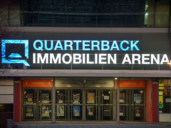 QUARTERBACK Immobilien ARENA: Neue Lichtwerbung bei Nacht, Foto: QUARTERBACK Immobilien AG / Volkmar Heinz