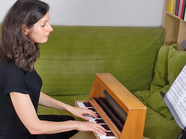 Dirigentin Eva Meitner beim CoCo-Corona Concert Spiel auf ihrem Toy Piano, Foto: Stadtgeschichtliches Museum Leipzig