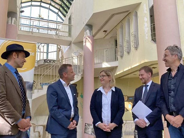 Im Bowlingtreff Leipzig: Prof. Ronny Maik Leder (Direktor Naturkundemuseum), Finanzbürgermeister Torsten Bonew, Kulturbürgermeisterin Skadi Jennicke, Ministerpräsident Michael Kretschmer und Baubürgermeister Thomas Dienberg. Foto: Naturkundemuseum