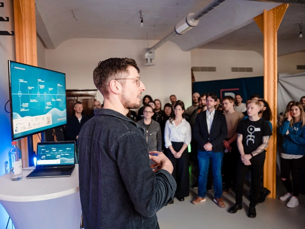 Tom Potutschek, COO und Mitgründer von GECKO.2, bei einem Workshop mit der Start-up-Klasse 2024, Foto: GECKO.2