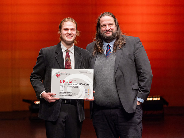 Tom Nicholson (1. Preis) mit Jörg Rahnfeld (Incoming-Präsident des „Rotary Club“ Leipzig), Foto: HMT