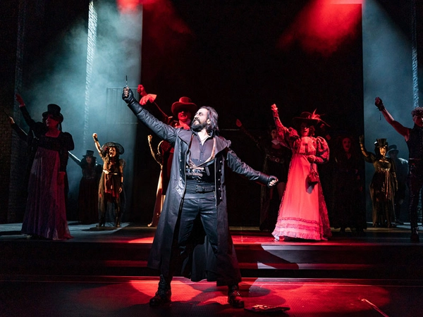 Vikrant Subramanian als Sweeney Todd im gleichnamigen Musical, Foto: Tom Schulze / Oper Leipzig