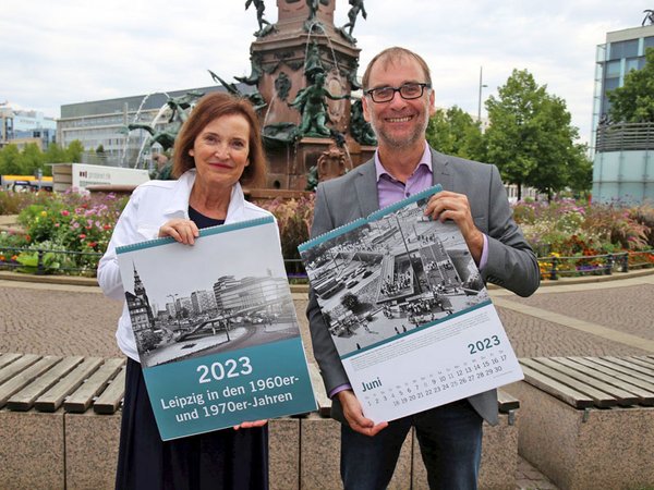 Marit Schulz (Prokuristin der LTM GmbH) und Dr. Anselm Hartinger (Direktor des Stadtgeschichtlichen Museums Leipzig) präsentieren den Historischen Leipzig-Kalender 2023 auf dem Augustusplatz, Foto: Andreas Schmidt