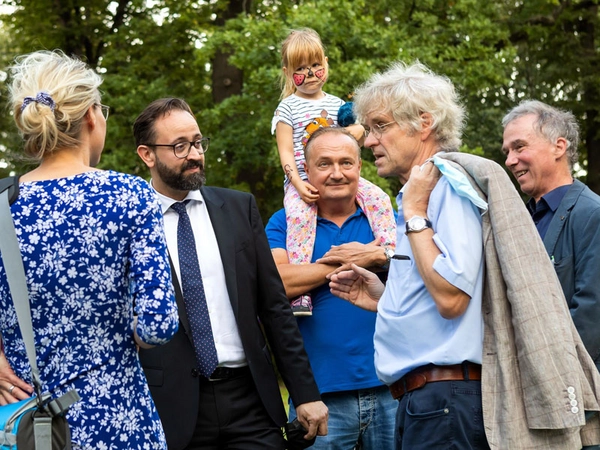 Wissenschaftsminister Sebastian Gemkow, LIFE Child-Probandin Rosalie auf Papa's Schultern, Studienleiter Prof. Dr. Wieland Kiess und Prorektor Prof. Dr. Erich Schröger besuchen das Dankeschön-Familienfest. Foto: Universität Leipzig /Swen Reichhold