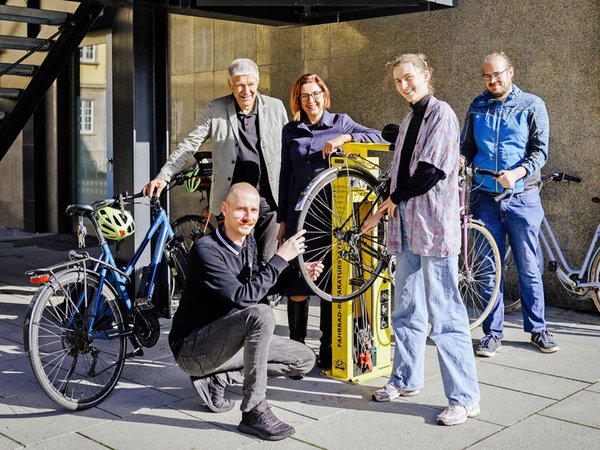 Neue Fahrradreparaturstationen an verschiedenen Standorten der Universität Leipzig, Foto: Anne Schwerin