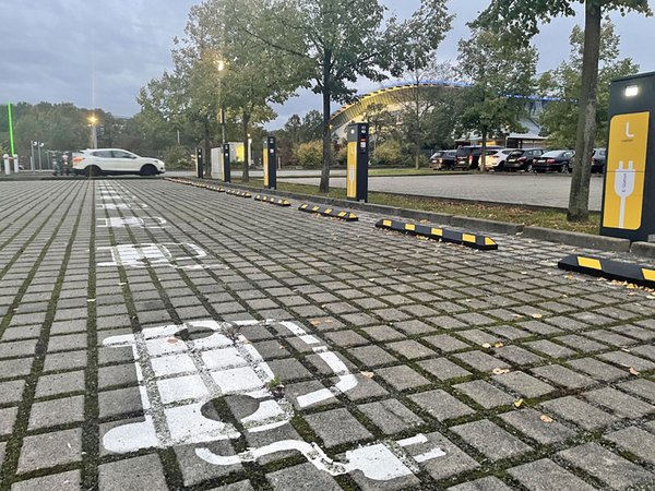 Blick auf die neuen E-Ladesäulen der Leipziger Stadtwerke an der Quarterback Immobilien Arena. Foto: Leipziger Gruppe