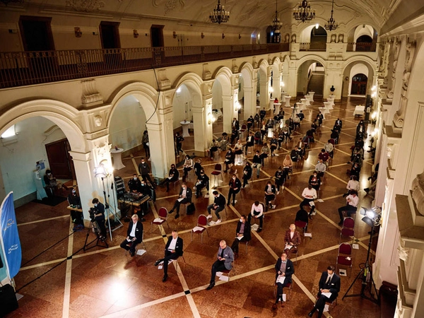 Das Publikum vor Ort im Neuen Rathaus Leipzig konnte gemeinsam mit den Online-Teilnehmer:innen über die Preise der Leipziger Gründernacht abstimmen. Foto: Albrecht Voss Werbefotografie