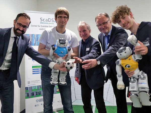 Wissenschaftsminister Sebastian Gemkow, Wissenschaftler Tobias Jagla, Prorektor für Forschung und wissenschaftlichen Nachwuchs Prof. Dr. Erich Schröger, Prof. Dr. Erhard Rahm, wissenschaftlicher Direktor und Wissenschaftler Felix Loos, Foto: ScaDS.AI