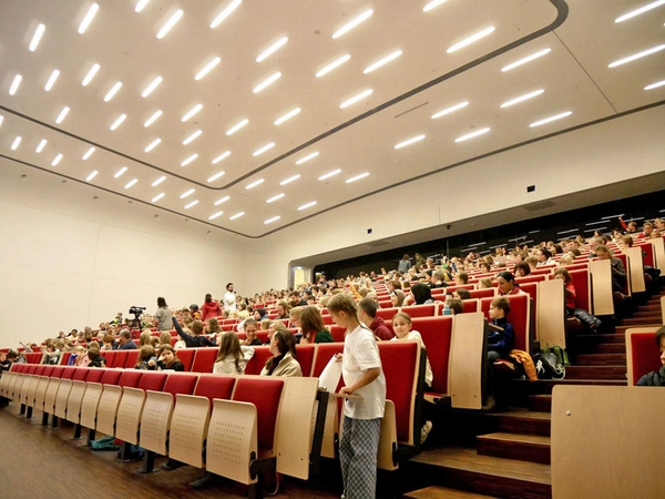 Wissbegieriges, junges Publikum bei einer Veranstaltung der Kinderuni im vergangenen Jahr. Foto: Laura Kirste