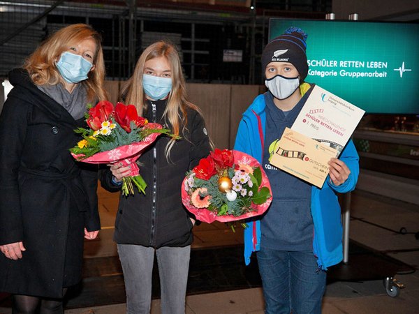 Gewinner des 1. Platzes in der Kategorie Gruppenarbeit und des Publikumspreises: Team First Aid Kids zusammen mit der Initiatorin Dr. Alexandra Ramshorn-Zimmer, Oberärztin in der Notaufnahme am UKL. Foto: Hagen Deichsel / UKL