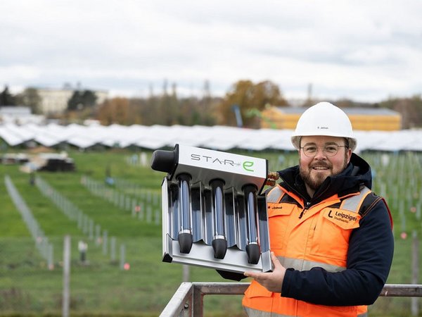 Erik Jelinek, Projektleiter der Leipziger Stadtwerke, vor dem wachsenden Kollektorenfeld. Foto: Leipziger Gruppe