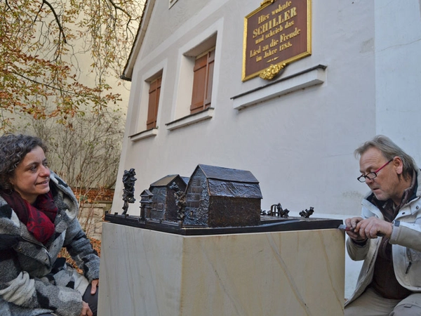 Wilma Rambow, Mitarbeiterin für Bildung und Vermittlung am Museum, und Bert Noack, der Leipziger Traditionsunternehmens Bronzebildgießerei Noack, geben dem 1:100 Bronzemodell des Schillerhauses den letzten Schliff, Foto: SGM / Katja Etzold