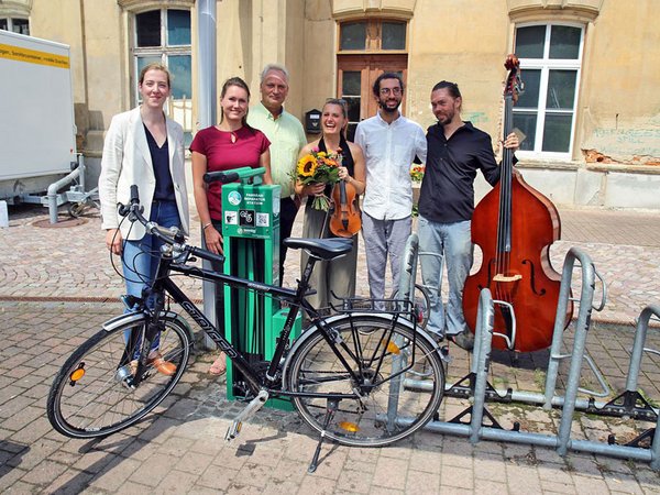 Die dritte Fahrrad-Selbsthilfewerkstatt am Mulderadweg wurde am 16. Juli 2021 am Kulturbahnhof Leisnig feierlich eröffnet. Foto. LTM / Andreas Schmidt