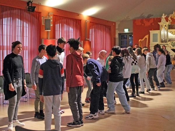 Schüler bei einer Probe im Zimeliensaal: Musik setzt in Bewegung, Foto: Elke Leinhoß