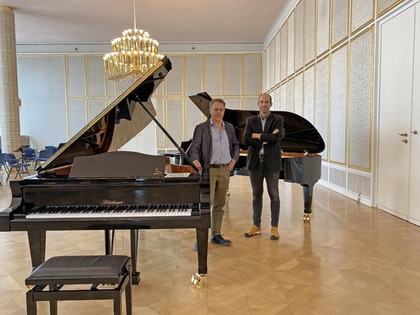 Die neuen Zwillingsflügel von Blüthner im Konzertfoyer der Oper Leipzig mit (li) Ugo D’Orazio, Studienleiter an der Oper Leipzig, und (re) Christian Hornef, stellvertretender Studienleiter, Foto: Annalena Müller / Oper Leipzig