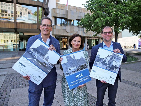 Volker Bremer (Geschäftsführer der LTM GmbH), Marit Schulz (Prokuristin der LTM GmbH) und Dr. Anselm Hartinger (Direktor des Stadtgeschichtlichen Museums Leipzig) präsentieren den Historischen Leipzig-Kalender 2024, Foto: Andreas Schmidt