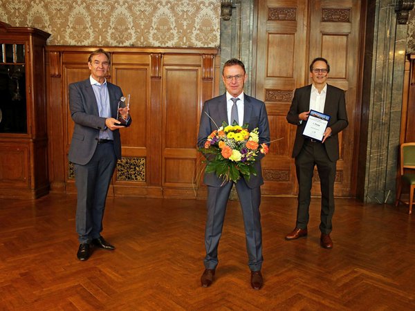 Leipziger Tourismuspreis 2020: Ralf Rangnick bei der Auszeichnung im Ratsplenarsaal des Neuen Rathauses gemeinsam mit Burkhard Jung, Oberbürgermeister der Stadt Leipzig und Volker Bremer (LTM GmbH), Foto: Andreas Schmidt