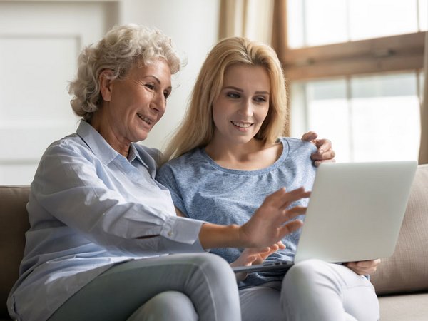 Im Sommersemester der Wissenschaftlichen Weiterbildung sitzen die Teilnehmenden auf der Couch in einem digitalen Hörsaal. Foto: Colourbox / Pressmaster