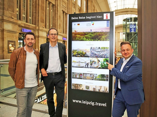 Eröffnung der digitalen Informationsstele am Hauptbahnhof durch Steffen Heyde (urbanite & ELODIS), Volker Bremer (Leipzig Tourismus und Marketing GmbH) und Thomas Oehme (PROMENADEN Hauptbahnhof Leipzig), Foto: Andreas Schmidt