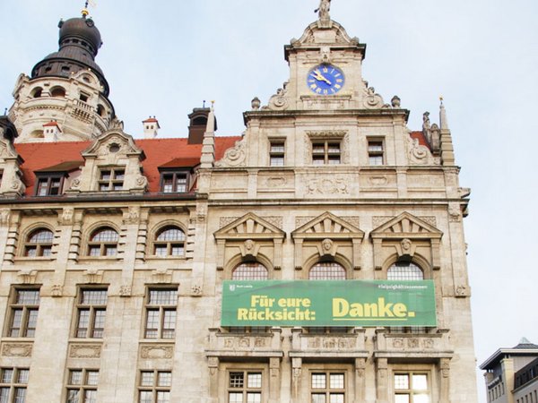 Banner am Neuen Rathaus in Leipzig wirbt für Zusammenhalt, Foto: Stadt Leipzig