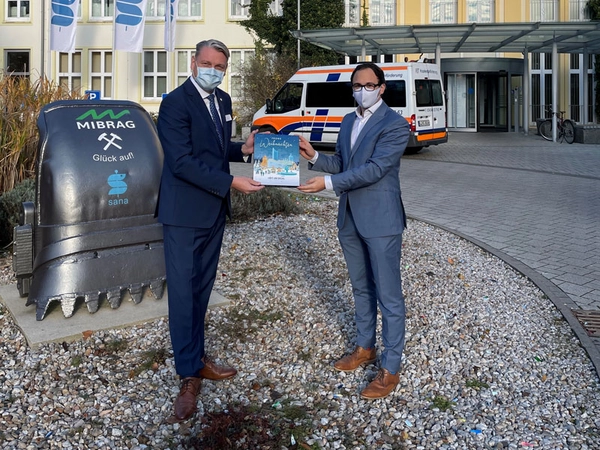 Centermanager der Höfe am Brühl, Robin Spanke und Geschäftsführer der Sana Kliniken Leipziger Land, Cord Meyer bei der Spendenübergabe der Höfe am Brühl Adventskalender, Foto: Höfe am Brühl