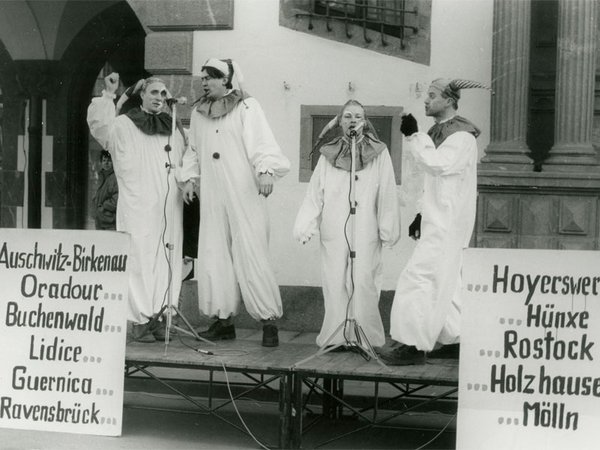 Demo gegen Faschismus und Gewalt vor dem Alten Rathaus von der Leipziger Spielgemeinde am 31.01.1993, Foto: Siegfried G. Müller, Inv.-Nr. SM/2024/66