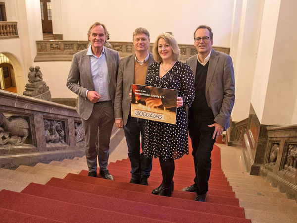 Kerzenpatenschaft unterstützt EuropaMaidan Leipzig e.V. – Spendenübergabe am 5. Dezember 2023 im Neuen Rathaus mit Burkhard Jung, Stephan Bickhardt, Alina Artamina und Volker Bremer (von links), Foto: Andreas Schmidt