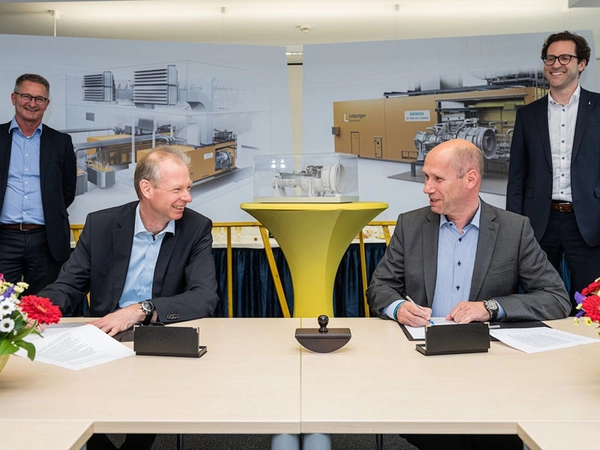 Während der Vertragsunterzeichnung: Roman Havranek (Siemens), Olaf Kreyenberg (Siemens), Karsten Rogall (Leipziger Stadtwerke) und Dr. Maik Piehler (Leipziger Stadtwerke), Foto: Leipziger Gruppe