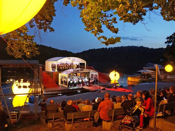 Die Seebühne Kriebstein ist ein besonderer Veranstaltungsort der BurgenLandKlänge 2023, Foto: Mittelsächsischer Kultursommer e.V.